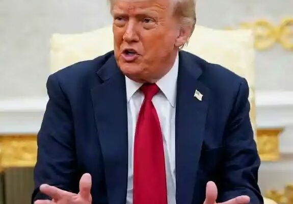 TRUMP PADECE INSUFICIENCIA VENOSA CRÓNICA; TIENE HINCHAZÓN EN SUS PIERNAS