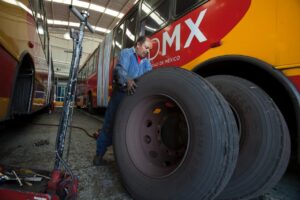 Ahorra en llantas el Metrobús y urbanos estatales por uso de datos e inteligencia operativa