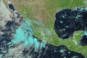 Ivo se alejó de Baja California Sur; el SMN mantuvo avisos por lluvias y oleaje en el noroeste