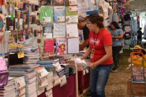 Regreso a clases 2025: cómo ahorrar (de verdad) hasta 50% en útiles y uniformes
