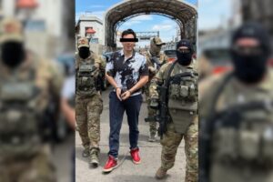 Con cadena en pies: así llegó Chávez Jr.