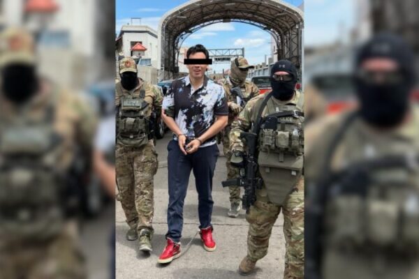 Con cadena en pies: así llegó Chávez Jr.