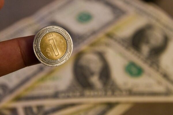Peso cede ante el dólar; cotiza cerca de $18.60