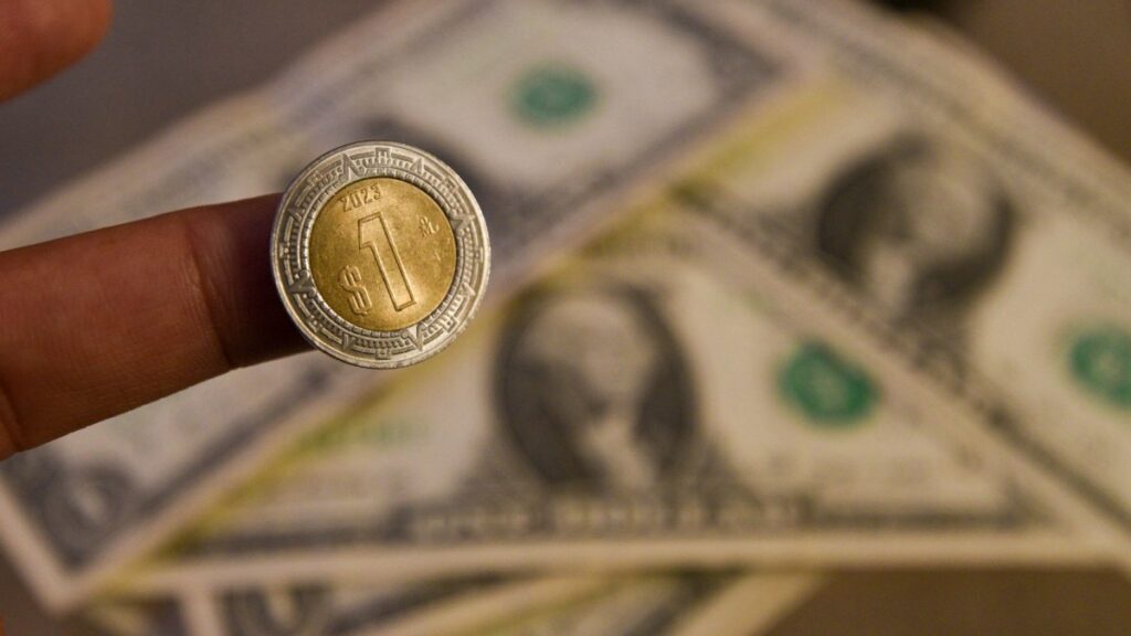 Peso cede ante el dólar; cotiza cerca de $18.60