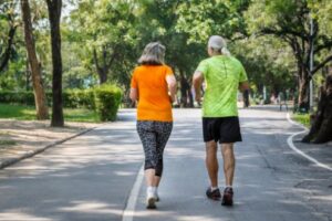 Mantener músculos fuertes es vital para la salud integral de los adultos mayores