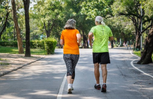 Mantener músculos fuertes es vital para la salud integral de los adultos mayores