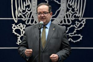“Cerrarle el paso a la violencia”: Lomelí ordena revisión urgente de protocolos de seguridad en toda la UNAM tras el ataque en CCH Sur