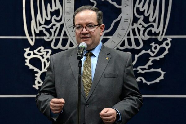 “Cerrarle el paso a la violencia”: Lomelí ordena revisión urgente de protocolos de seguridad en toda la UNAM tras el ataque en CCH Sur