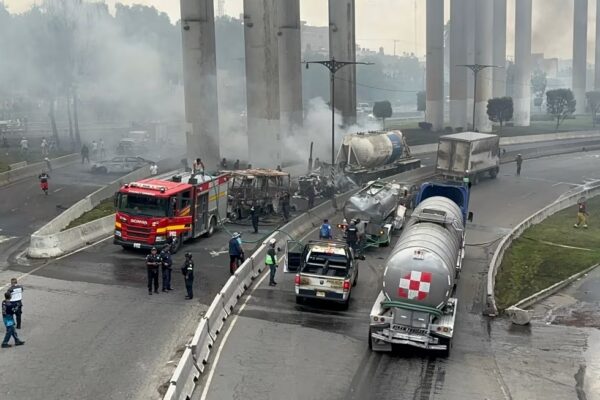 Estallido en Iztapalapa: pipa de gas explota bajo el Puente de la Concordia; al menos 3 muertos y 70 heridos