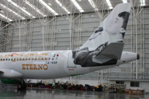 Juan Gabriel “despega” de nuevo: Viva presenta un segundo avión con su imagen y la leyenda “Eterno”