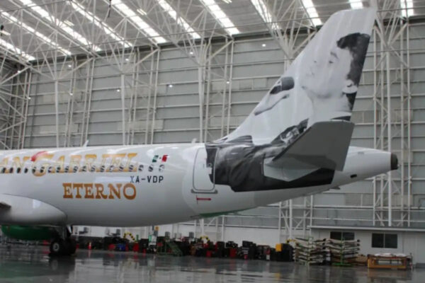 Juan Gabriel “despega” de nuevo: Viva presenta un segundo avión con su imagen y la leyenda “Eterno”