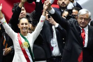 Sheinbaum supera a AMLO en aprobación tras su primer año