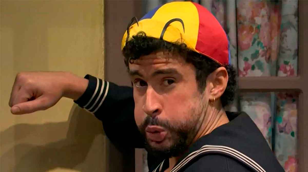 Bad Bunny sorprende en SNL al convertirse en Quico