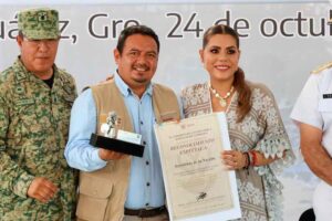 Recibe reconocimiento Iván Hernández Diaz para Servidores de la Nación