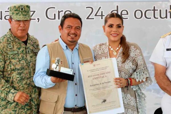 Recibe reconocimiento Iván Hernández Diaz para Servidores de la Nación