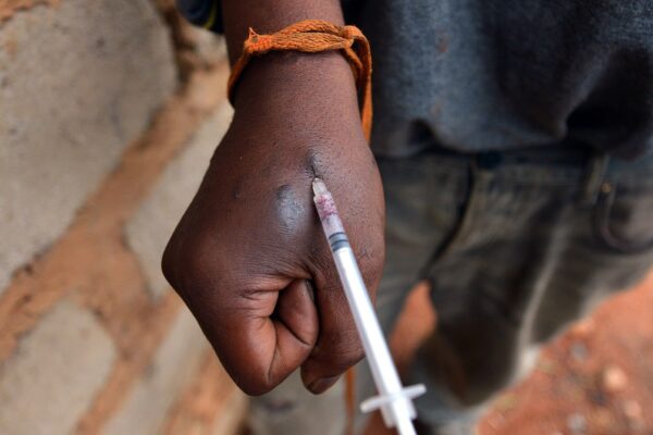 El “bluetoothing”: la peligrosa práctica de compartir sangre que dispara contagios de VIH