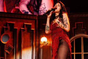 Cazzu desata pasión en Monterrey, su fuerza femenina ilumina la noche regia