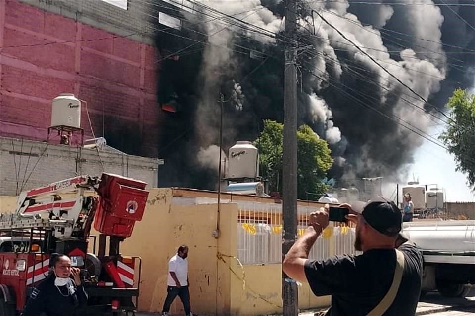 Llamas incontrolables en Ecatepec: se incendia fábrica de colchones, evacúan a 500 personas y colapsa el mexicable