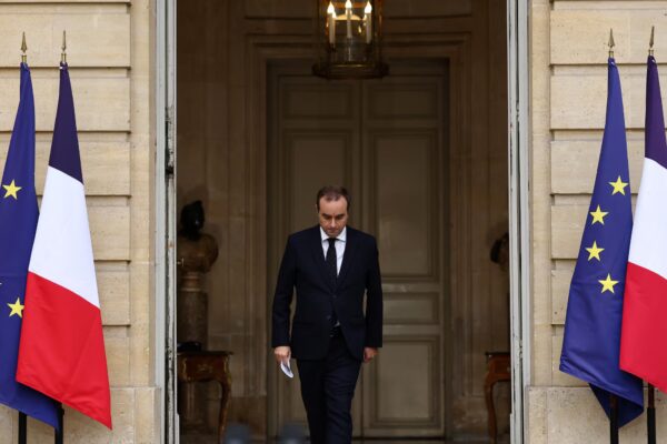 Dimite el primer ministro de Francia; Macron lo retiene 48 horas