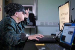 Implante retinal: la luz al final del túnel para ciegos que vuelven a leer