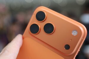 Apple explica “rayones” en iPhone 17 Pro y cambia soportes en tiendas