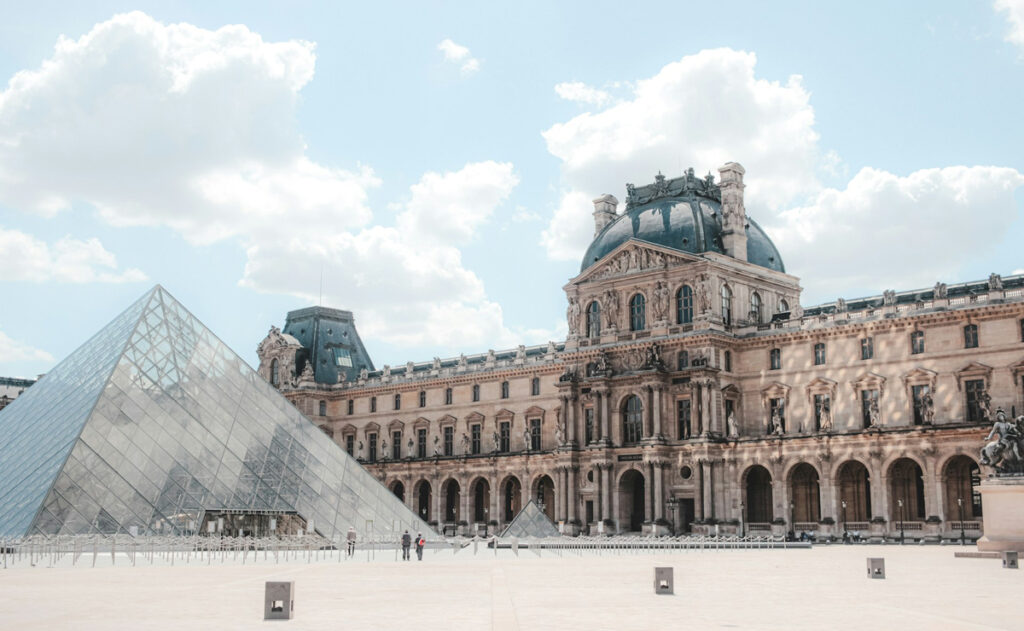 Robo audacioso en el Louvre: ladrones se llevan joyas inestimables