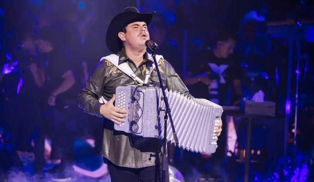 Alfredo Olivas conmueve al detener su concierto en Pachuca: el “misterioso regalo” que era un tesoro de Juan Gabriel