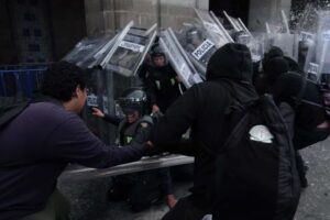 Policías de CDMX marchan tras agresiones del 2 de octubre