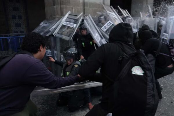Policías de CDMX marchan tras agresiones del 2 de octubre