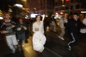 Rosalía desata el caos urbano: presenta ‘Lux’ en la Plaza de Callao en Madrid