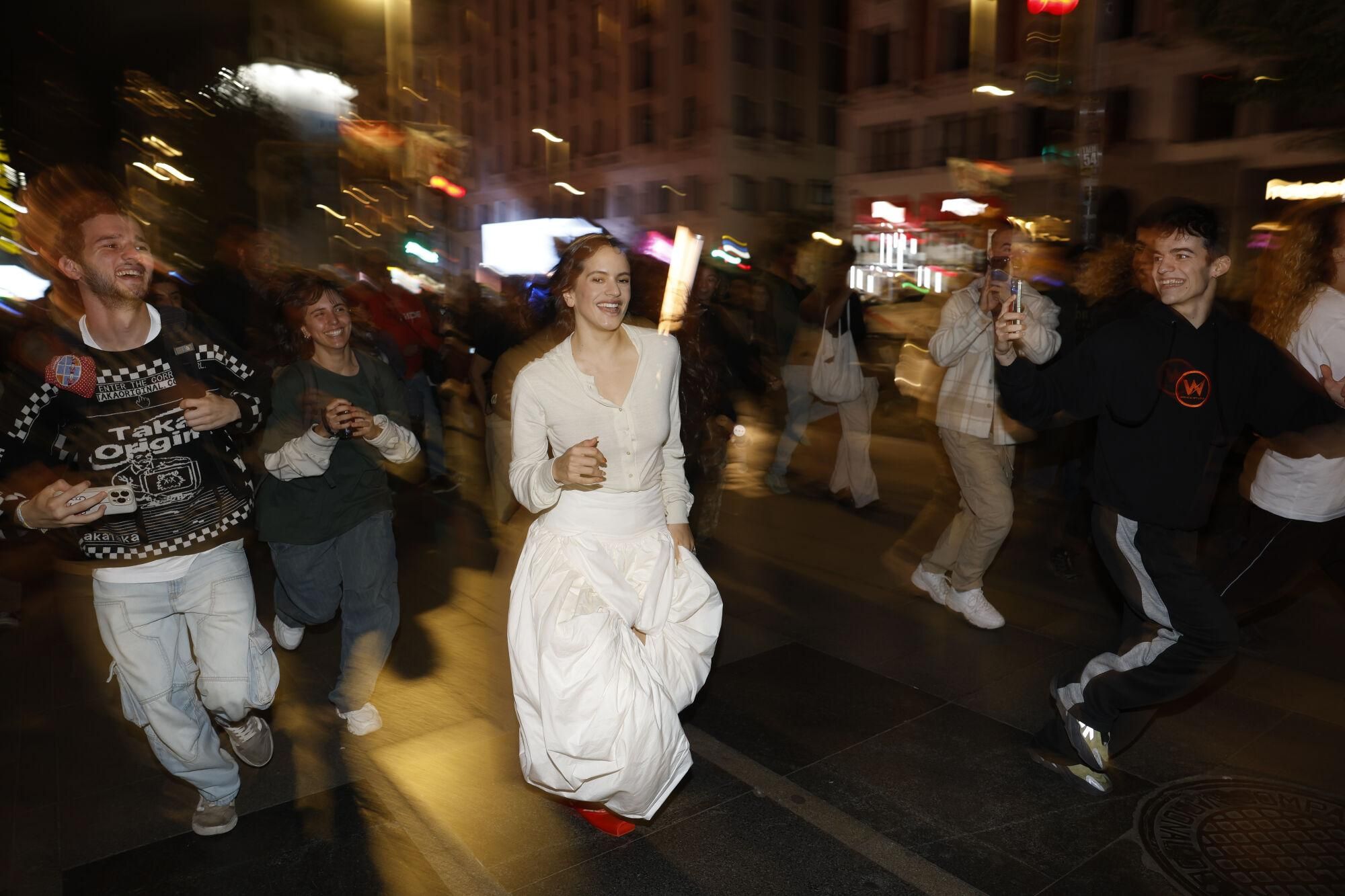 Rosalía desata el caos urbano: presenta ‘Lux’ en la Plaza de Callao en Madrid