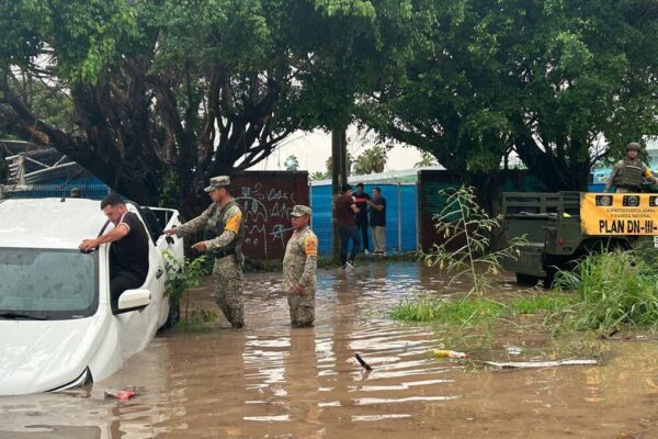 Tormenta Raymond arremete en Puerto Vallarta