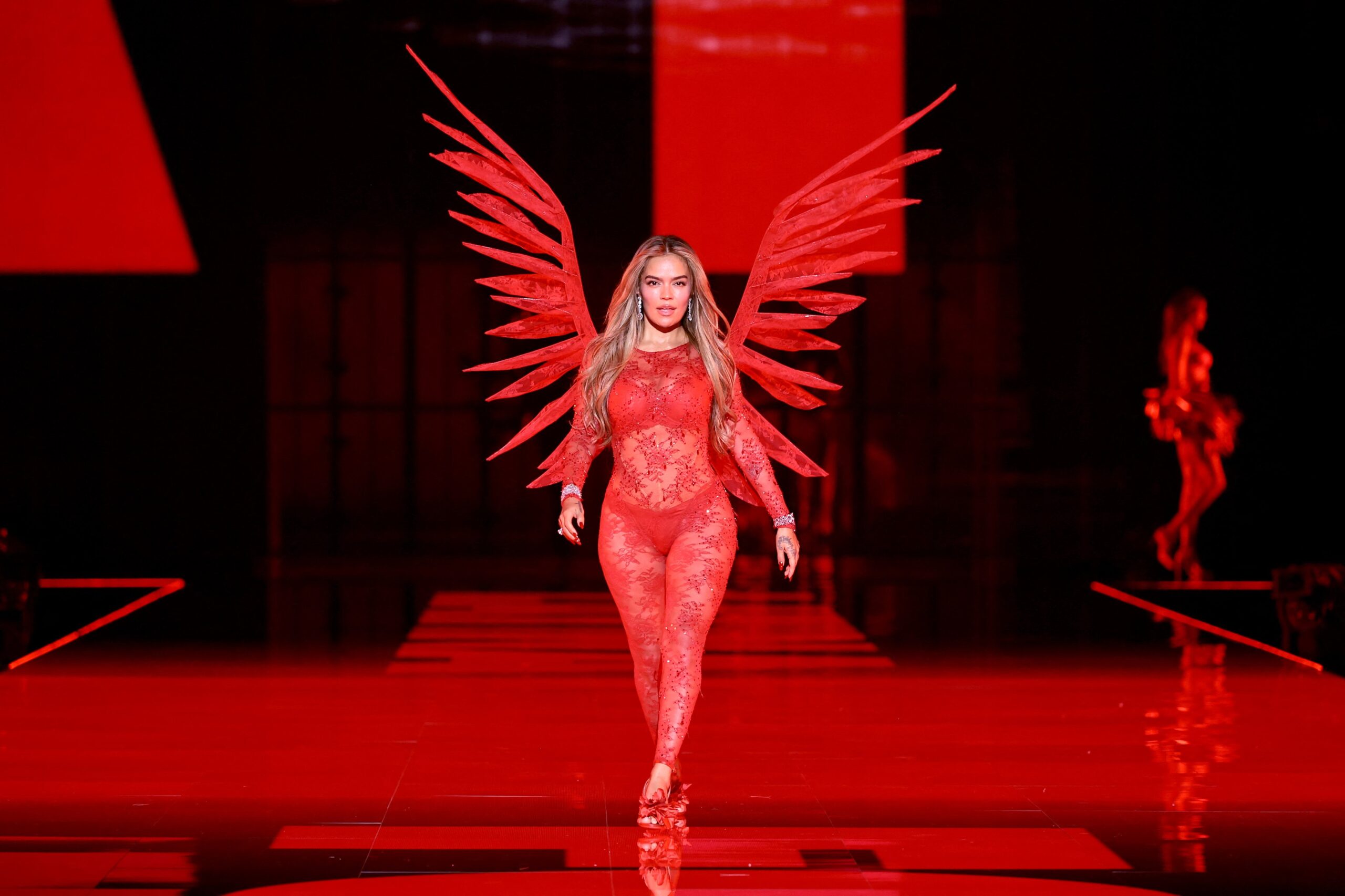 Karol G cumple su sueño de convertirse en Ángel de Victoria Secret