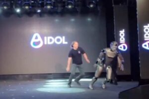 AIdol tropieza en Moscú: Primer robot humanoide ruso cae en su presentación oficial
