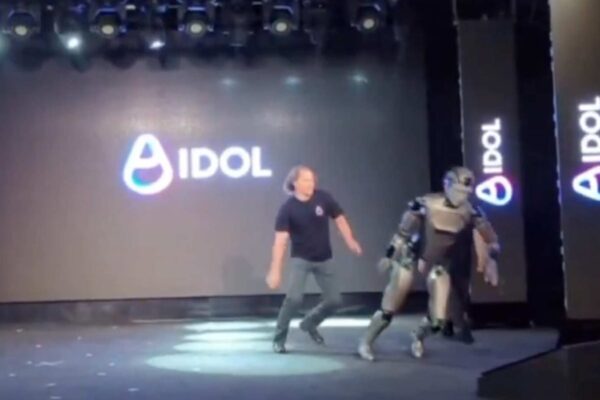 AIdol tropieza en Moscú: Primer robot humanoide ruso cae en su presentación oficial