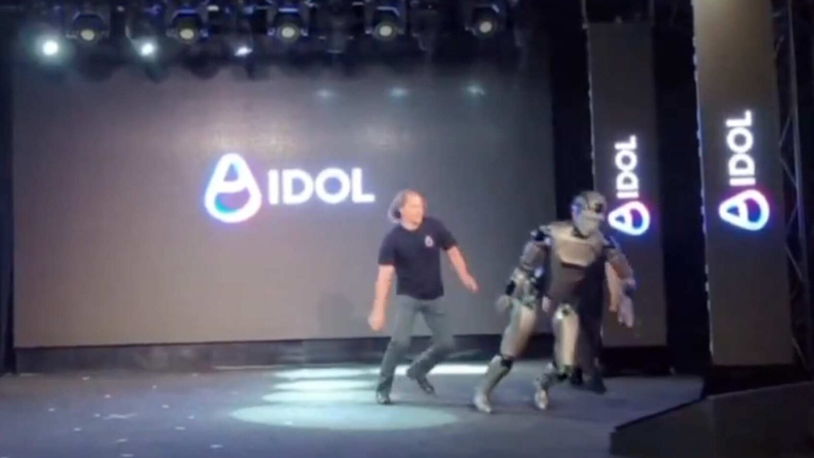 AIdol tropieza en Moscú: Primer robot humanoide ruso cae en su presentación oficial