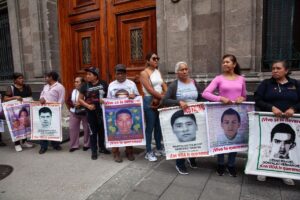 Padres de los 43 presionan a Sheinbaum para el regreso del GIEI en el caso Ayotzinapa