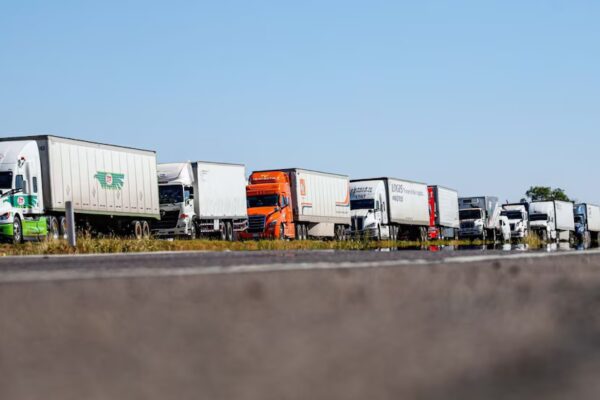 Transportistas levantan bloqueos y acuerdan con Segob mesas de seguridad en carreteras