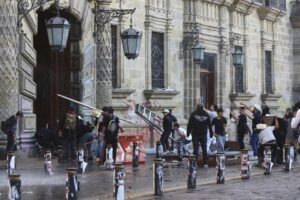 Marcha Generación Z: Trasladan a 40 detenidos a Puente Grande por vandalismo y denuncian represión policial