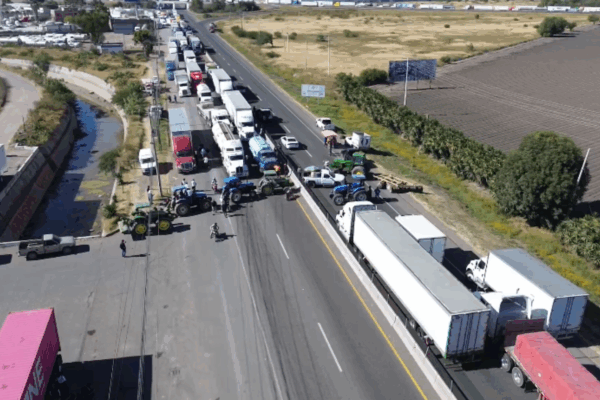 Caos vial en Guanajuato: bloqueos en autopistas por protestas de agricultores, miles varados