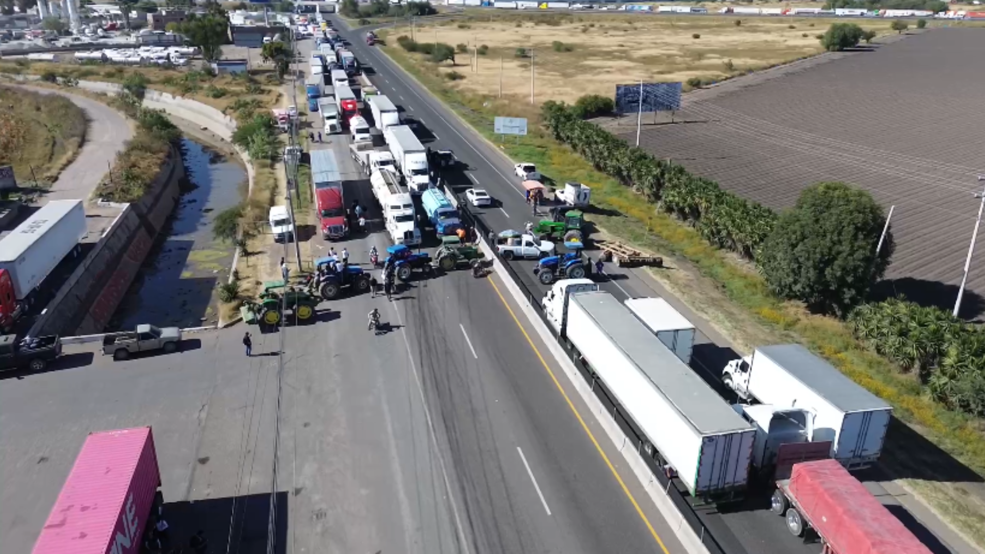 Caos vial en Guanajuato: bloqueos en autopistas por protestas de agricultores, miles varados