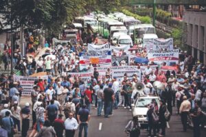 Transportistas del Edomex convocan megamarcha a CDMX por inseguridad y desaparición de compañero