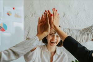 Propósito y liderazgo positivo en equipos híbridos