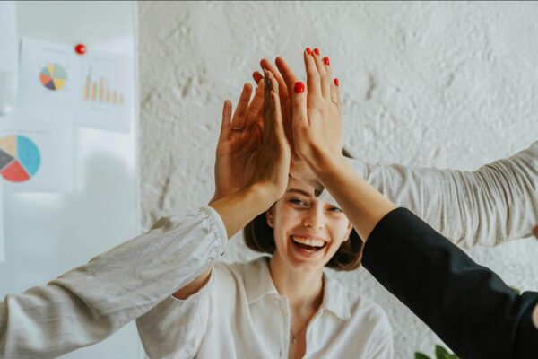 Propósito y liderazgo positivo en equipos híbridos