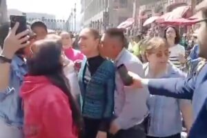 Hombre acosa a Claudia Sheinbaum cuando caminaba en Centro Histórico