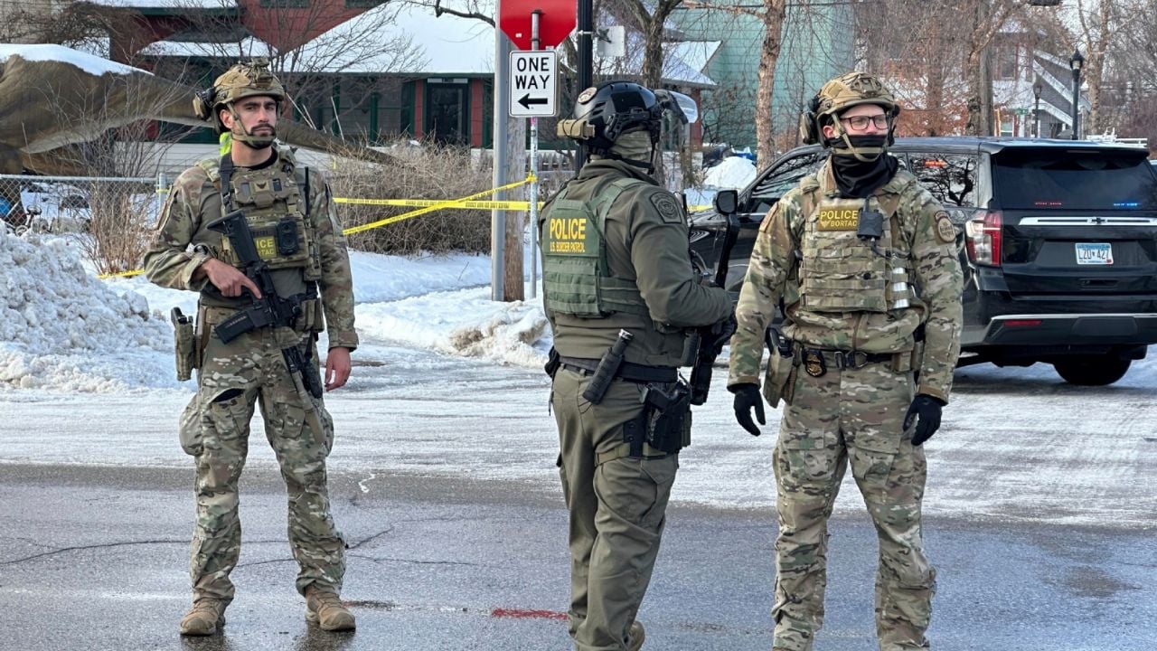 Agente de ICE abre fuego y mata a una mujer durante operativo antimigratorio en Minneapolis