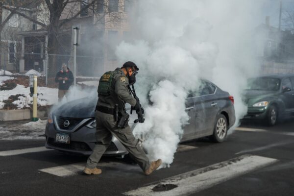 Escándalo en Minnesota: 6 fiscales renuncian antes que investigar a la viuda de víctima abatida por agente del ICE