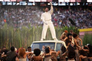 Bad Bunny arrasa en el halftime del Super Bowl LX: Fiesta latina histórica con boda real y mensaje de unión