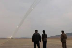 Corea del Norte prueba lanzacohetes de última generación con Kim Jong Un supervisando