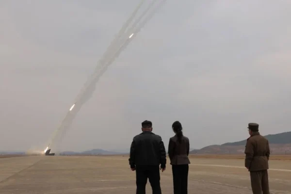 Corea del Norte prueba lanzacohetes de última generación con Kim Jong Un supervisando